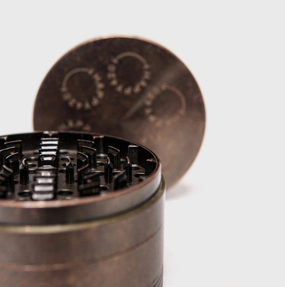 Happy420 Riesen Grinder - Revolver Design Headshop - Hanfify®