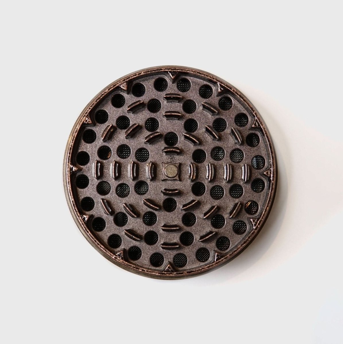 Happy420 Riesen Grinder - Revolver Design Headshop - Hanfify