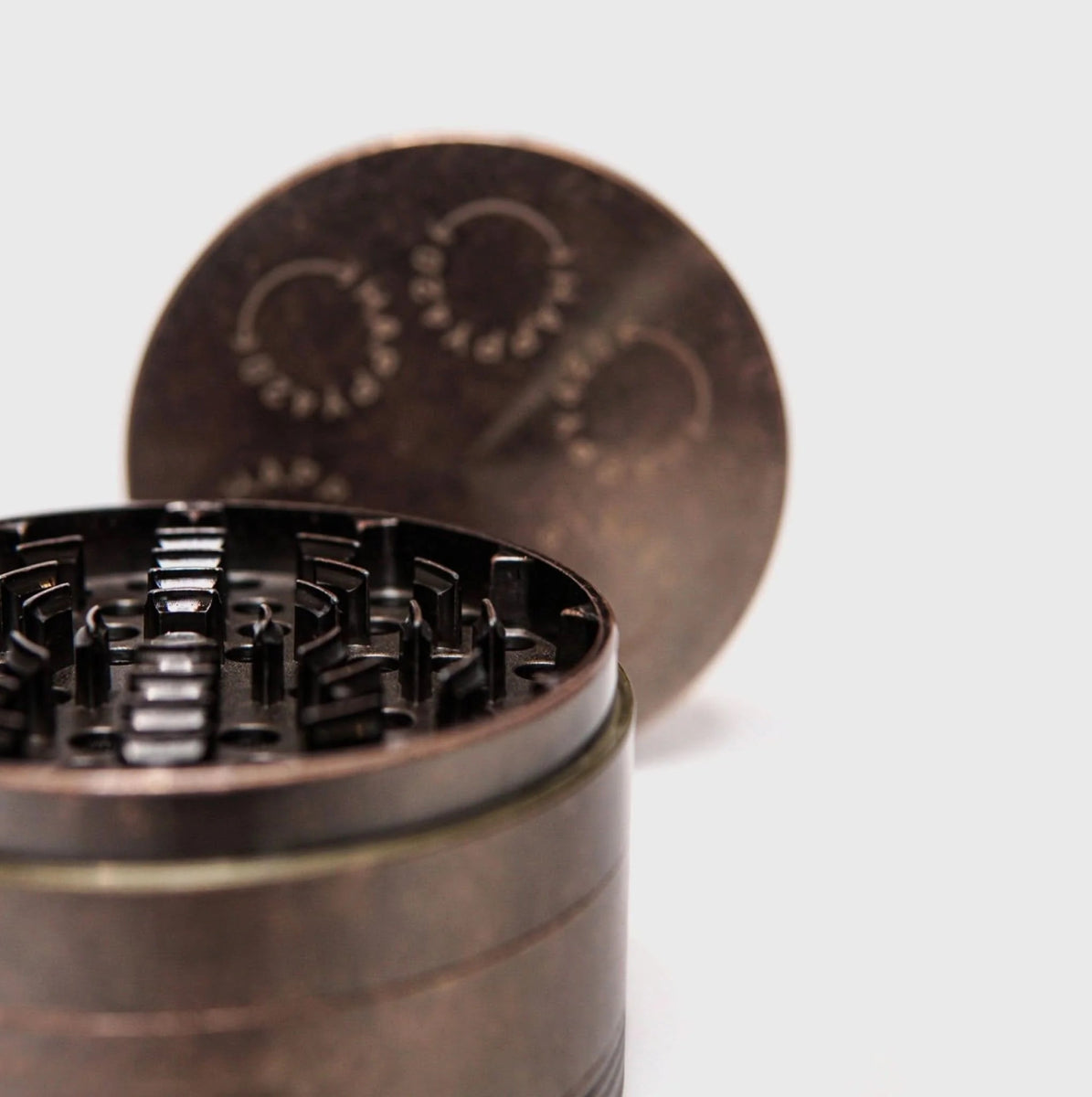 Happy420 Riesen Grinder - Revolver Design Headshop - Hanfify